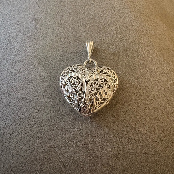 Jewelry - EUC sterling silver filagree puff hear pendant. 6.50 grams